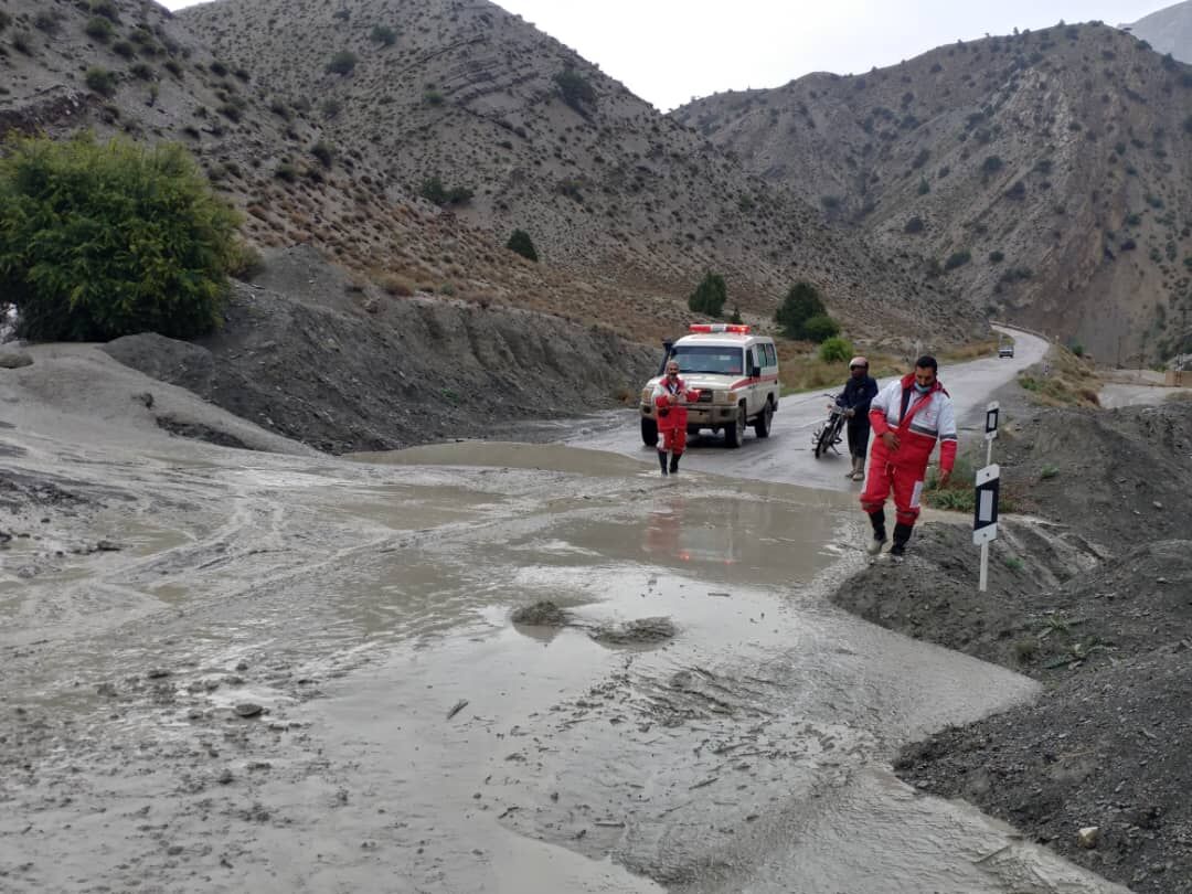 هلال احمر به ۲۵ خودرو گرفتار در سیلاب امدادرسانی کرد