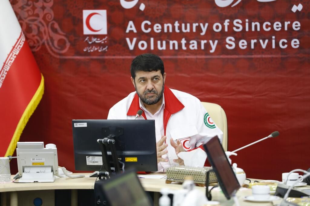 هلال احمر هم برای حل مشکل کم آبی شهر همدان به میدان آمد/ توزیع یک میلیون بطری آب آشامیدنی در شهر