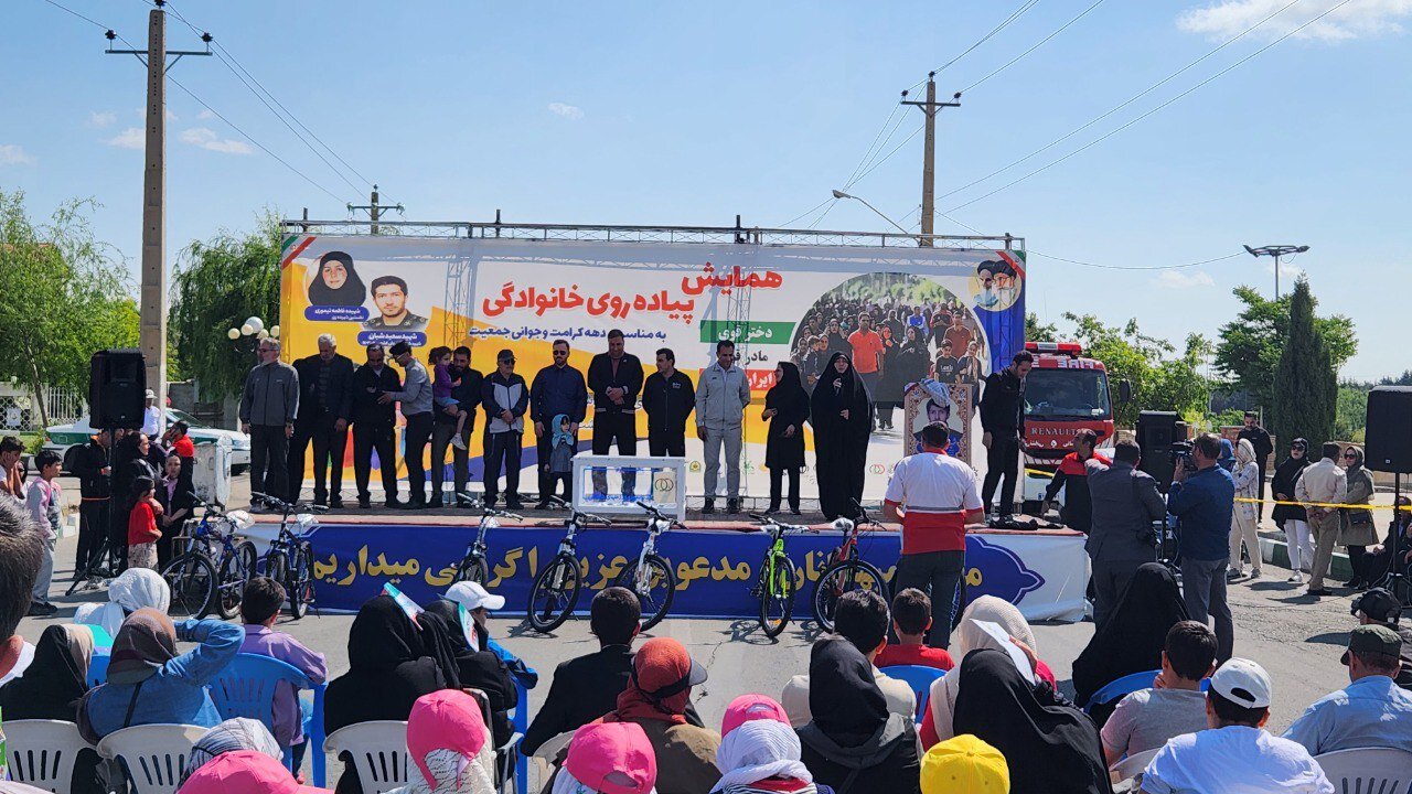 همایش پیاده روی خانوادگی در ارومیه برگزار شد