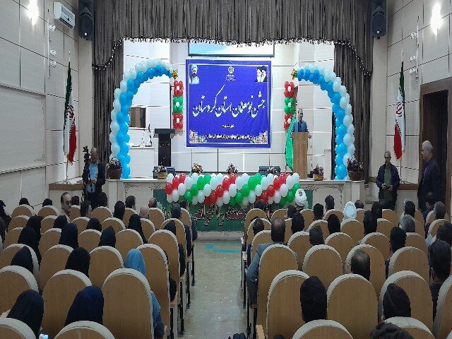 همخوانی سوگندنامه معلمی در پایان جشن نومعلمان کردستان