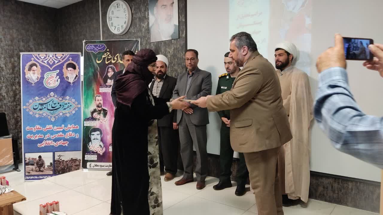 همسران پیشکسوتان و رزمندگان دفاع مقدس در دهگلان تجلیل
شدند