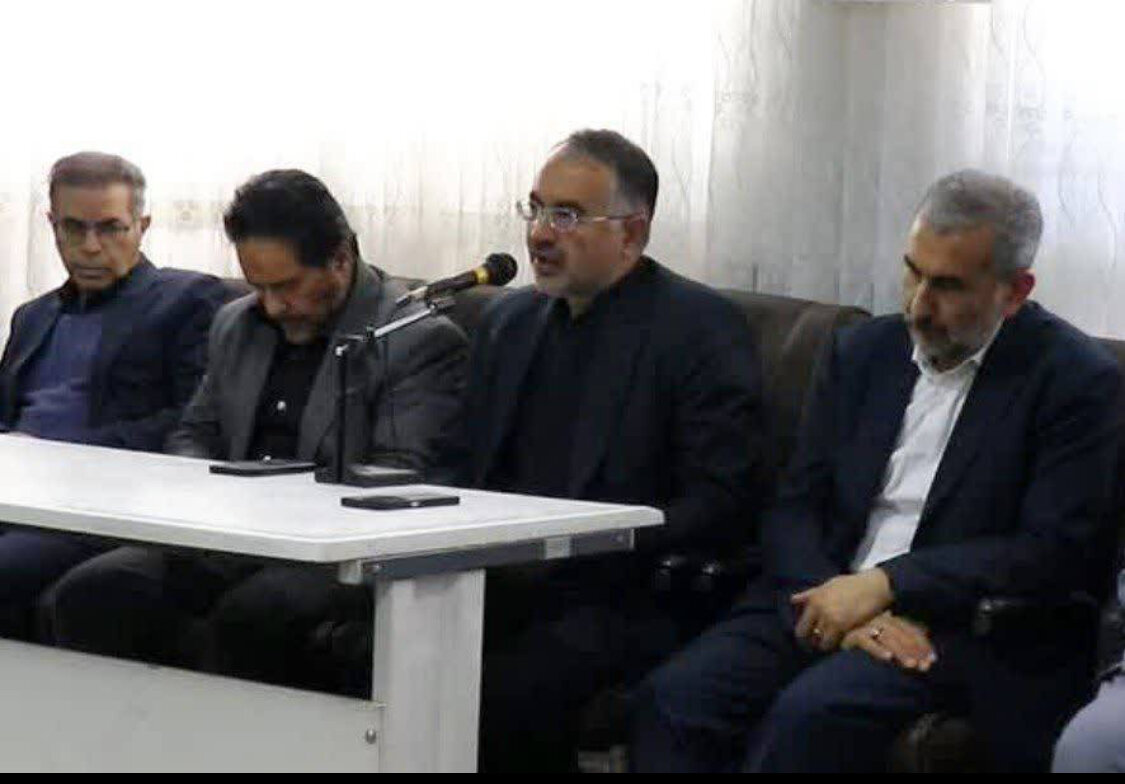 هنرمندان با خلق آثار هنری جلوههای جنگ و ایثار ملت را به نمایش بگذارند