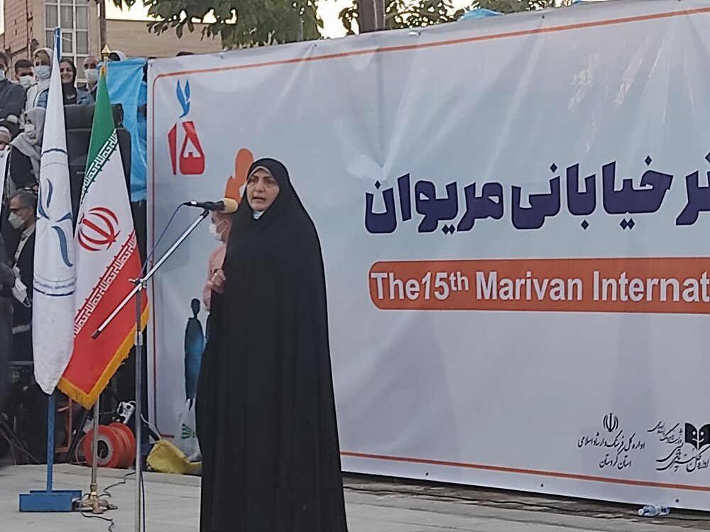 هنرمندان مشکلات جامعه را با زبان هنر به مسئولان یادآوری کنند