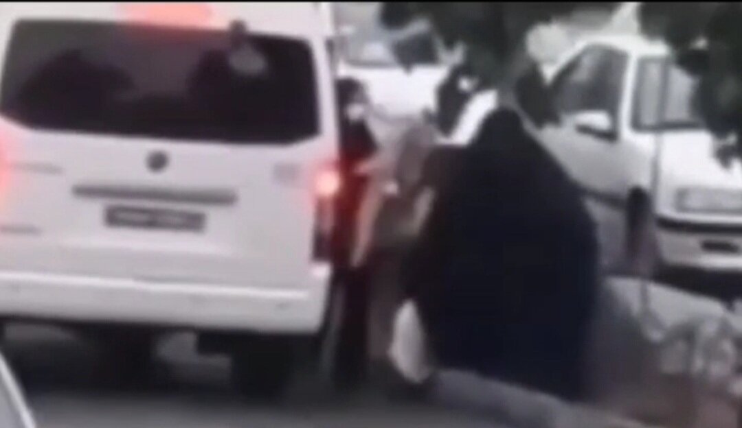 واقعیت ماجرای خانمی که به روی مامور قهوه ریخت و داخل ون برده شد