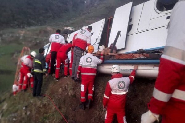 واژگونی اتوبوس در گردنه حیران ۱۸ مصدوم و ۵ فوتی برجای گذاشت