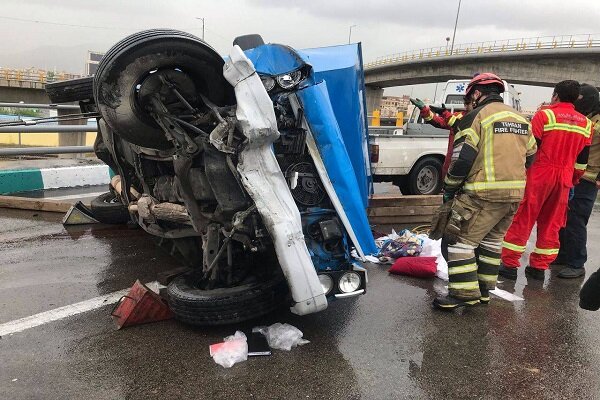 واژگونی مرگبار نیسان آبی در اتوبان باکری تهران