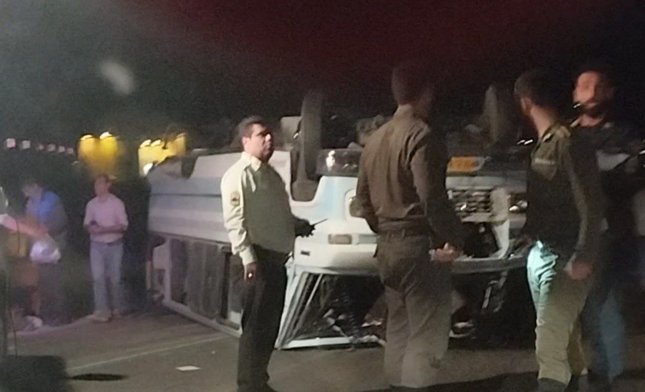 واژگونی مینیبوس در یزد ۹ مصدوم بر جا گذاشت