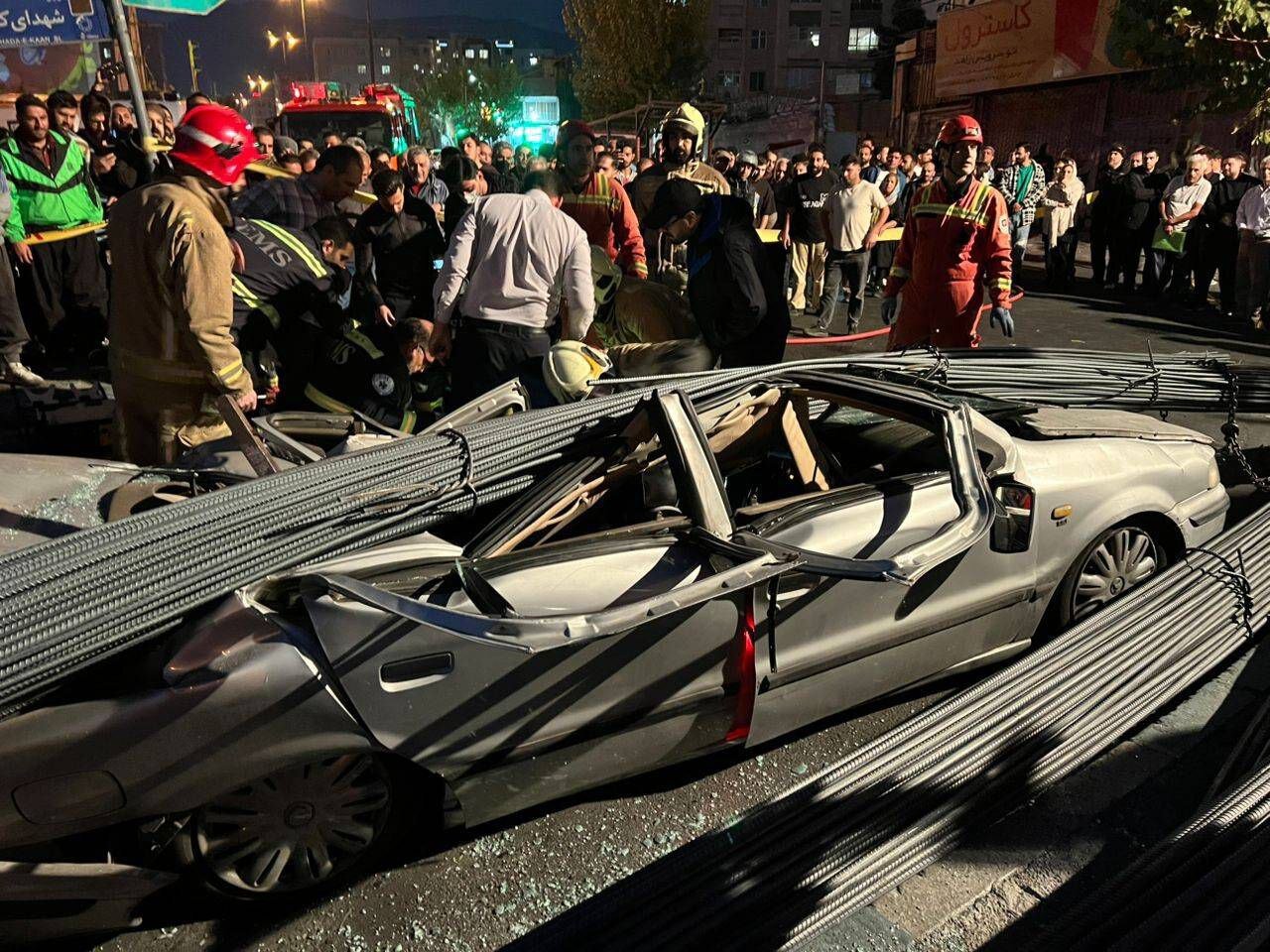 واژگونی کامیون حامل میلگرد در کوهسار