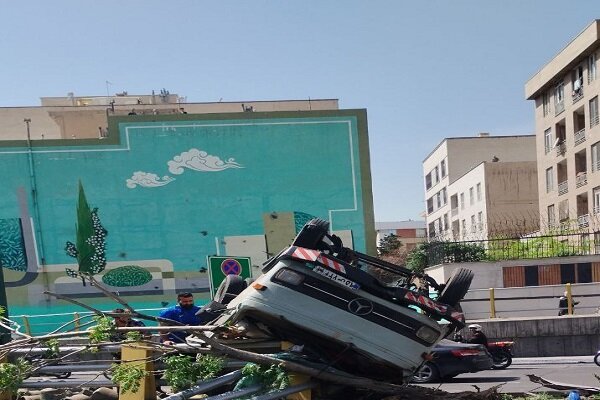 واژگونی کامیونت حمل کپسول گاز راننده آن را به کام مرگ کشاند