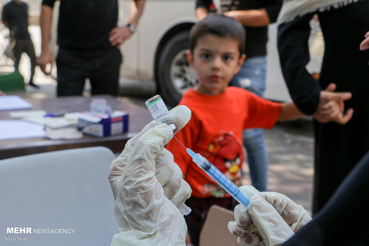 واکسیناسیون شهروندان غرب تهران در اتوبوس سیار
