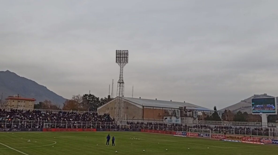 ورزشگاه تختی خرم‌آباد پُر شد