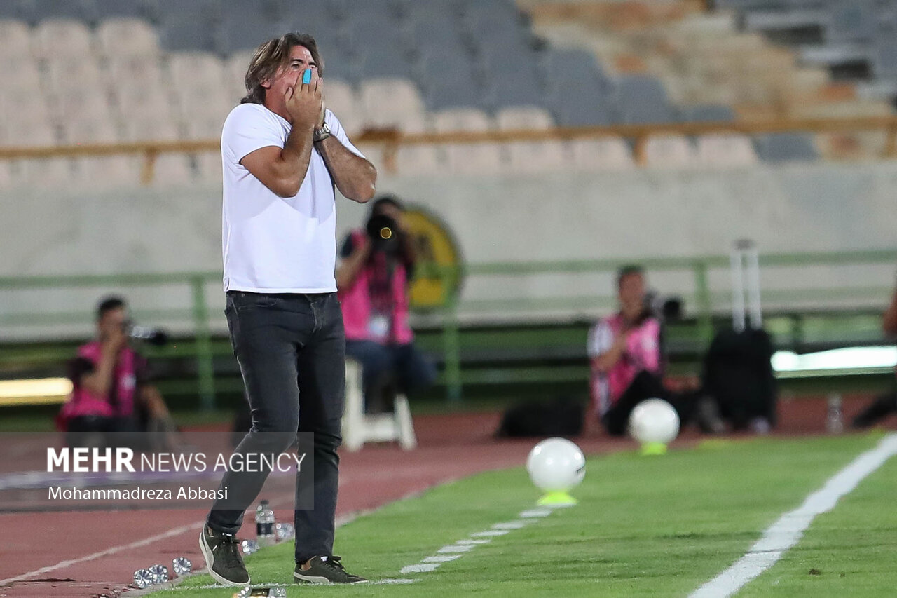 ورود تاریخی بانوان با پرچم های آبی / حمایت هواداران از ساپینتو