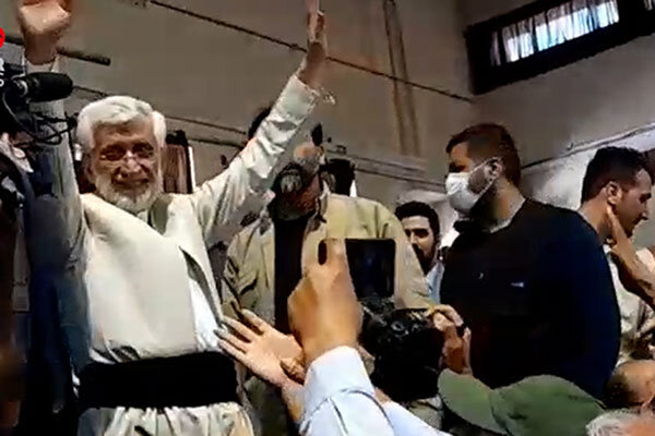 ورود جلیلی به جمع هوادارانش در سنندج با لباس کردی