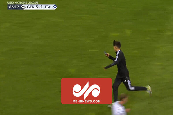 ورود جیمی جامپ در زمین بازی تیم فوتبال آلمان – ایتالیا