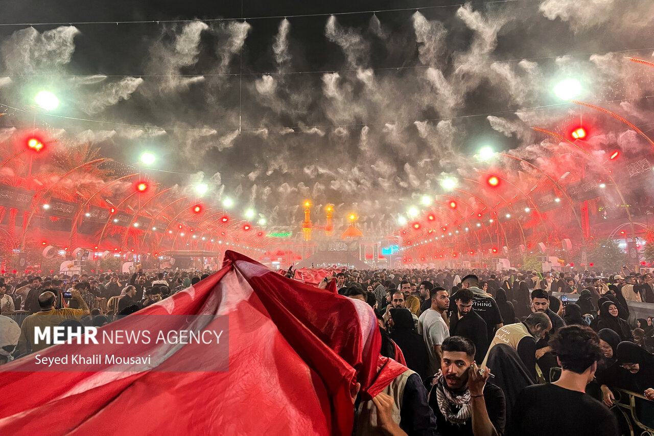ورود زائران پیاده روی اربعین حسینی به خیابان باب
القبله