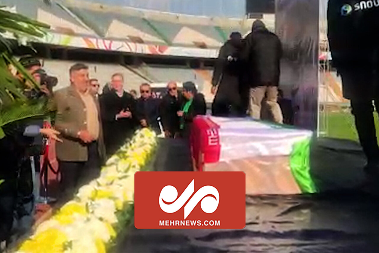 ورود پیکر ملیکا محمدی برای تشییع در استادیوم آزادی