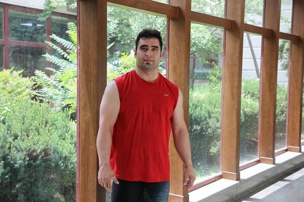 وزنهبرداران در جهانی و المپیک دست و پا بسته نیستند