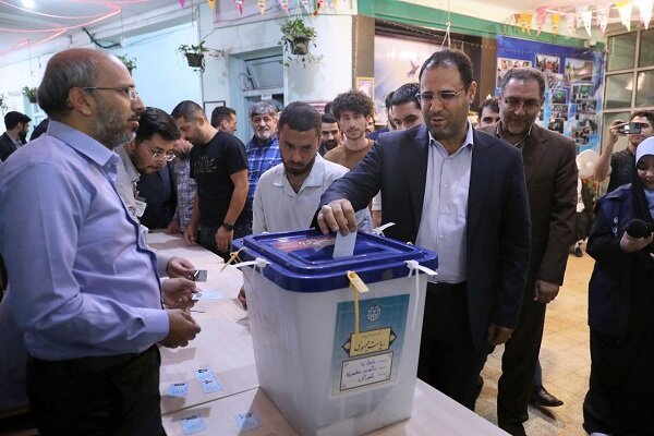 وزیر آموزش و پرورش رأی خود را به صندوق انداخت