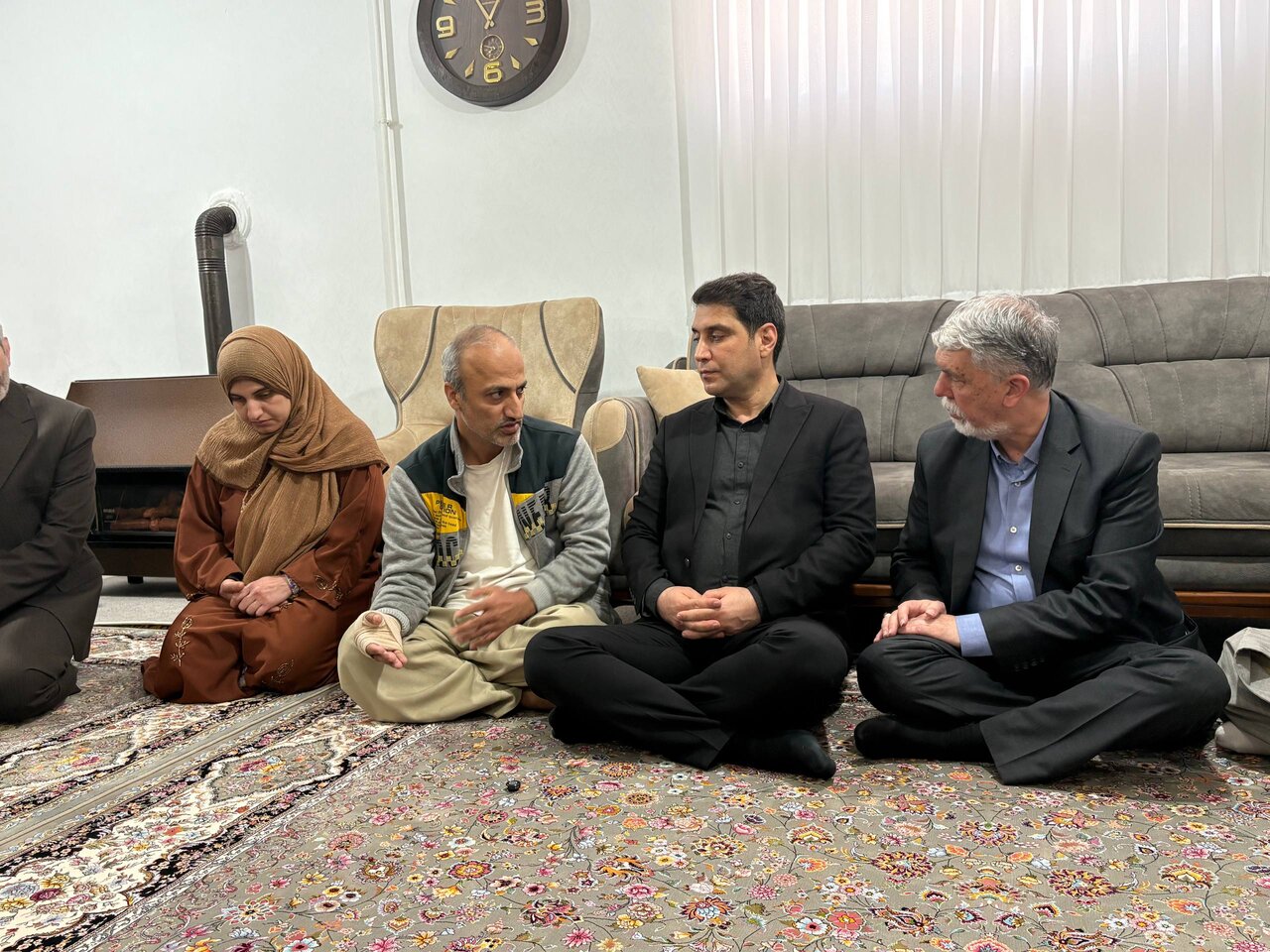وزیر فرهنگ و ارشاد اسلامی با خانواده شهید سجادی در مریوان دیدار کرد