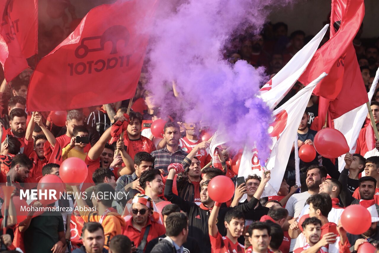 وضعیت سکوهای ورزشگاه یادگار امام تبریز