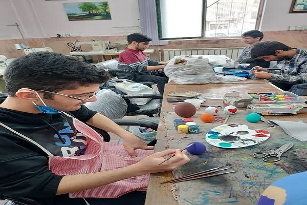 وقتی رنگ آمیزی ماهی سفالی برای بعضی یک ماه طول میکشد