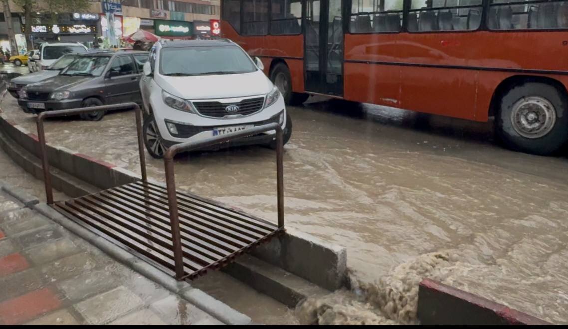 وقوع آبگرفتگی معابر در پی بارش شدید باران در سنندج