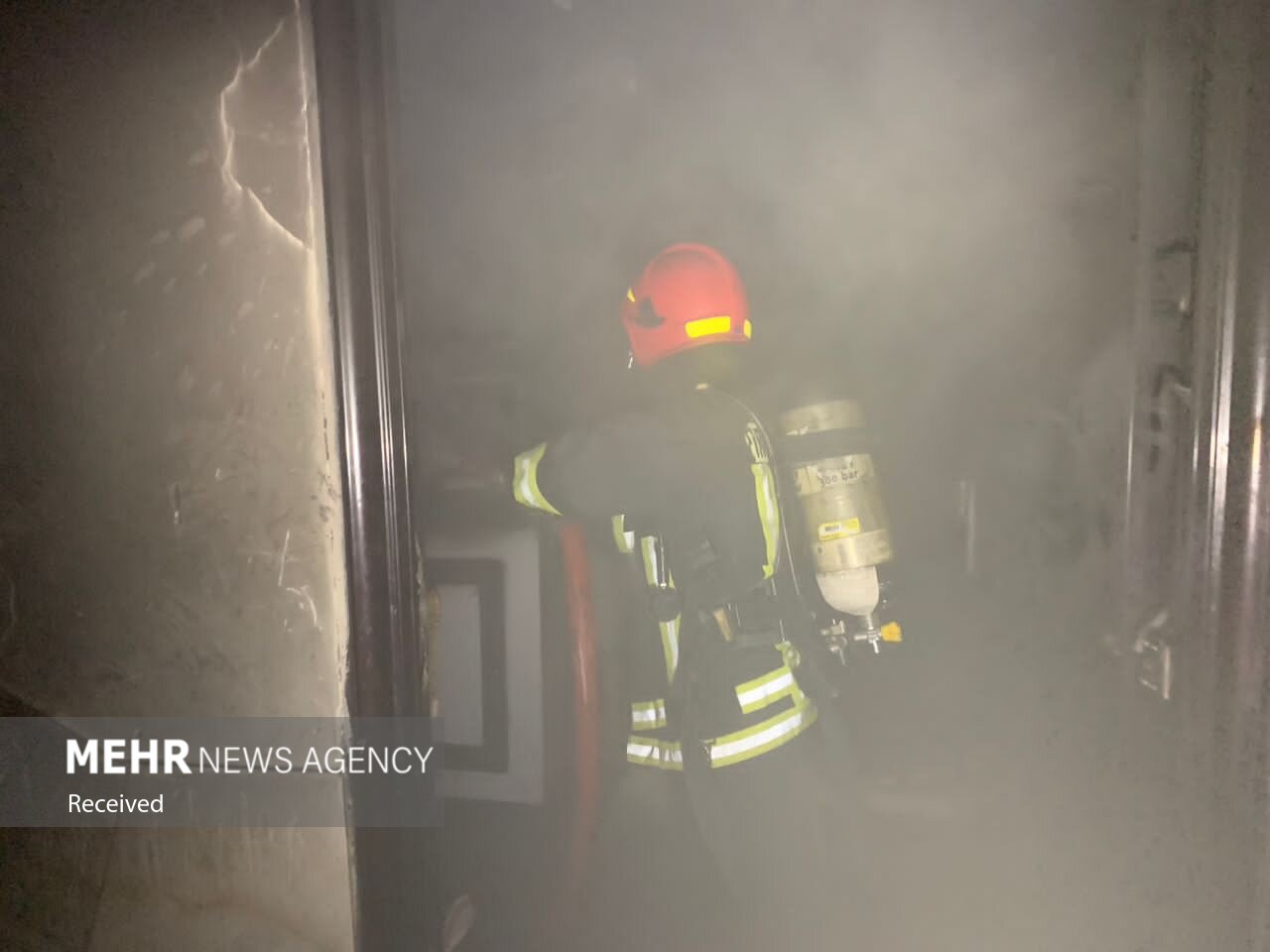 وقوع حریق در یک ساختمان نیمهکاره/ نجات ۵ کارگر از طبقه منفی۵