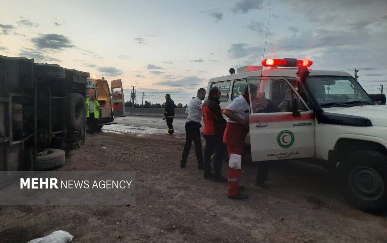 وقوع ۳ حادثه واژگونی خودرو در استان سمنان/ ۲ نفر در دم جان باختند