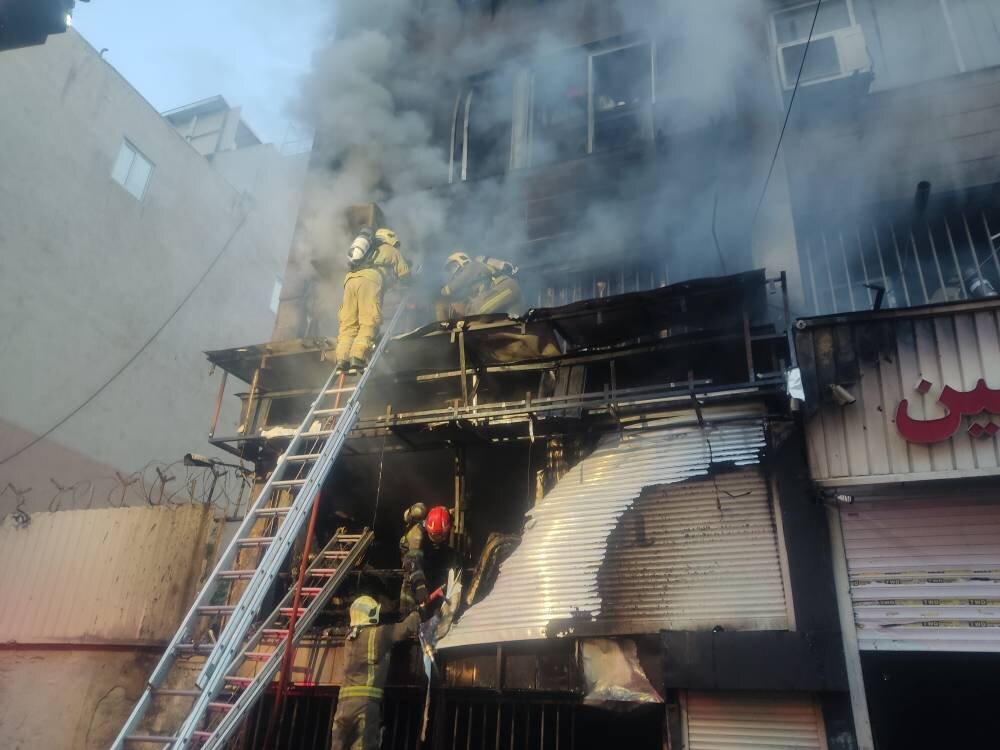 پاساژ قدیمی بازار تهران طعمه حریق شد+فیلم و عکس