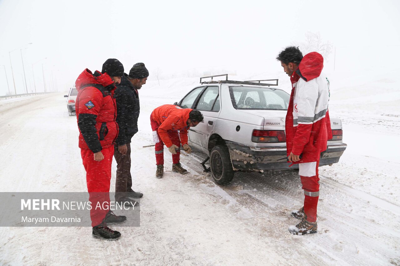پاسی: ۷۰ خودروی گرفتار در برف اشنویه نجات یافتند
