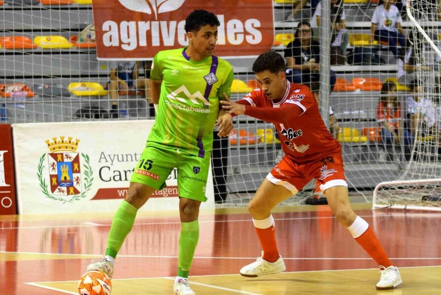 پالما با پوستر کاپیتان ایران آماده بازی مرگ و زندگی