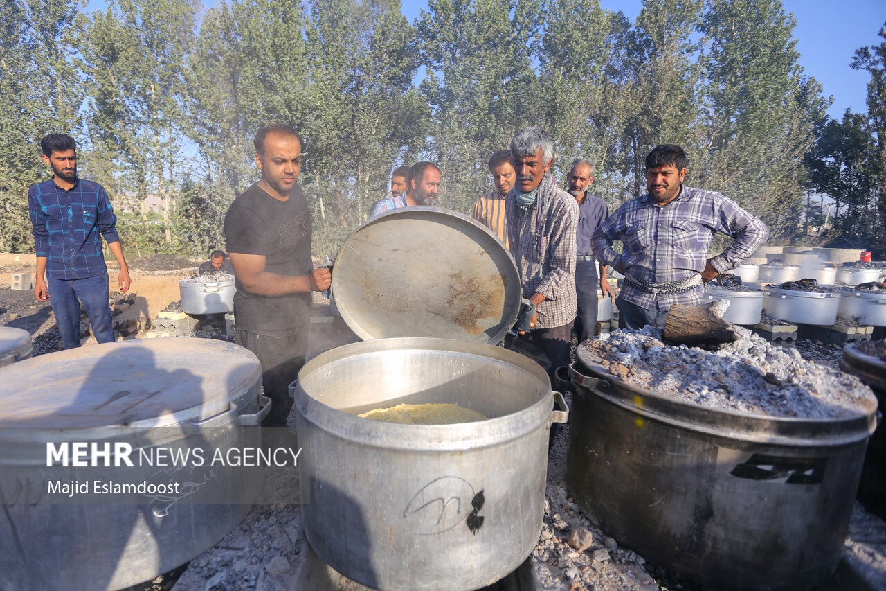 پخت غذای نذری در شب نیمه شعبان در روستای «رودخانه» تربت
حیدریه