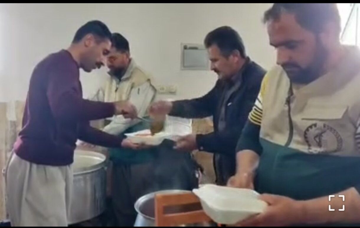 پخت و توزیع ۵۰۰ پرس غذای گرم ویژه میلاد امام علی(ع) در روستای کروندان