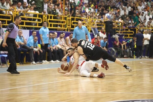 پرتاب بطری و اشیا در فینال لیگ بسکتبال/ توقف بازی در حضوروزیر