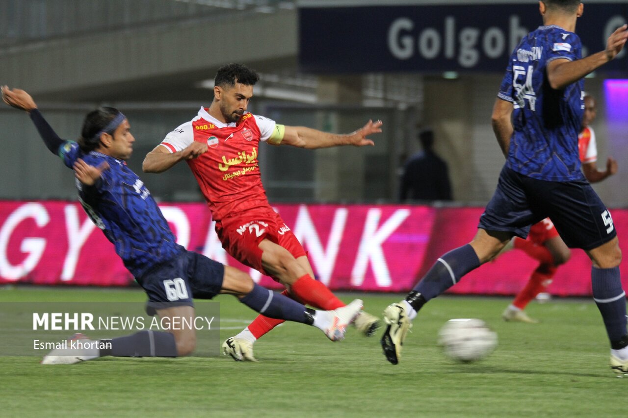 پرسپولیس فوق‌العاده خوب بازی می‌کند/ سپاهان از کورس جامانده
است