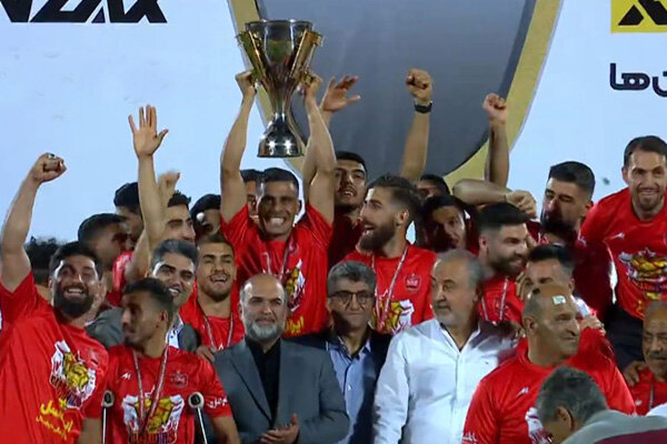 پرسپولیس نهمین جام قهرمانی را بالای سر برد/ جشن خانوادگی
سرخها