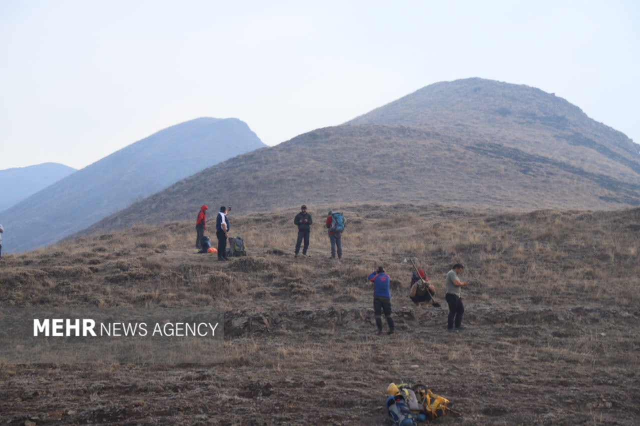 پرواز دقیق و نجات بخش خلبان هلال احمر در مهار آتش جنگل های گلستان