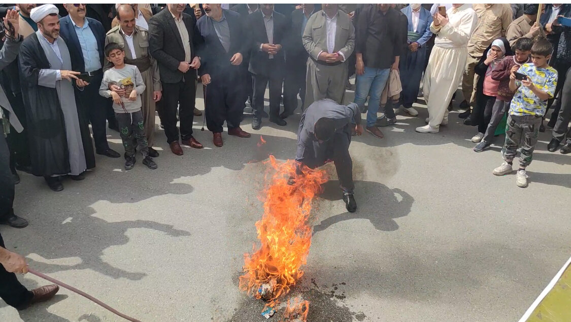 پرچم اسراییل در پیرانشهر به آتش کشیده شد