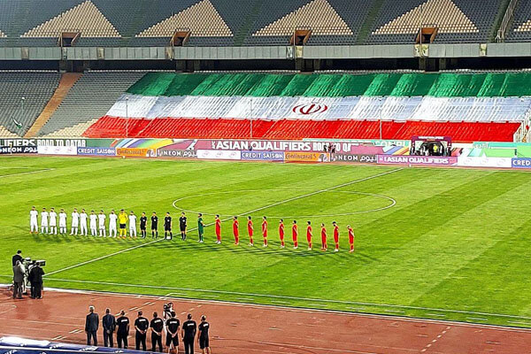 پرچم بزرگ جای هواداران را گرفت/ مورد عجیب یک غایب