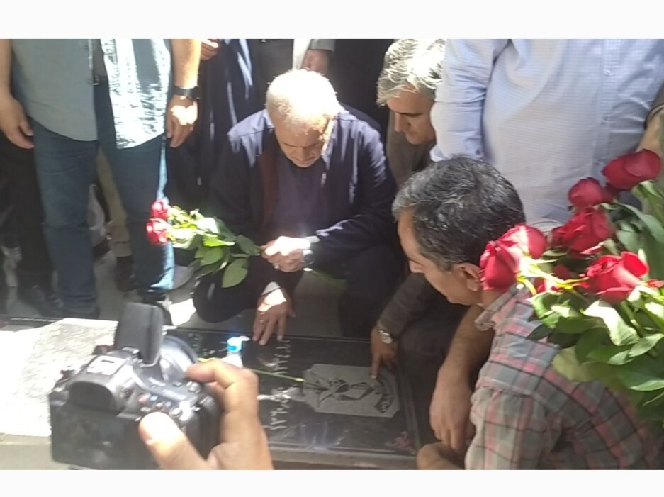«پزشکیان» به مقام شهدای سنندج ادای احترام کرد