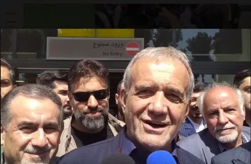 پزشکیان در فرودگاه سنندج در جمع خبرنگاران