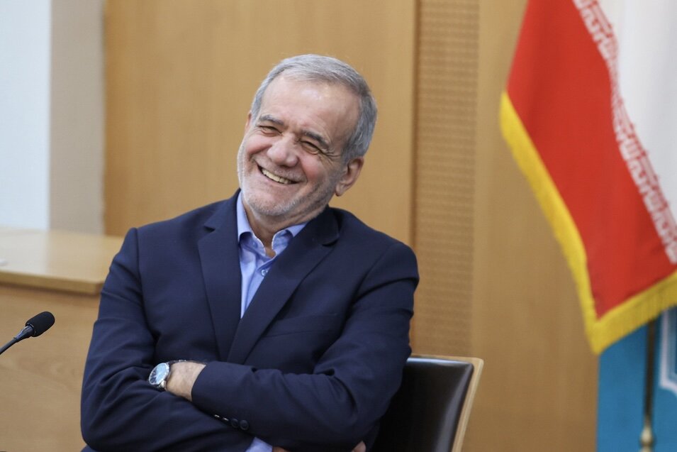 پزشکیان: من سه بار در ارومیه درخواست دادم استخدام نکردند