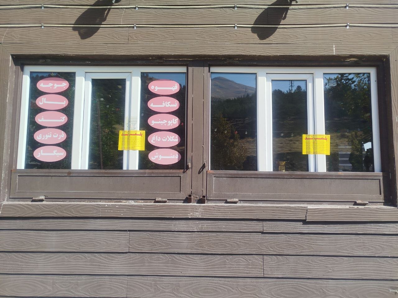 پلمب دکههای میدان گاز سنندج به دلیل فقدان زیرساختهای بهداشتی