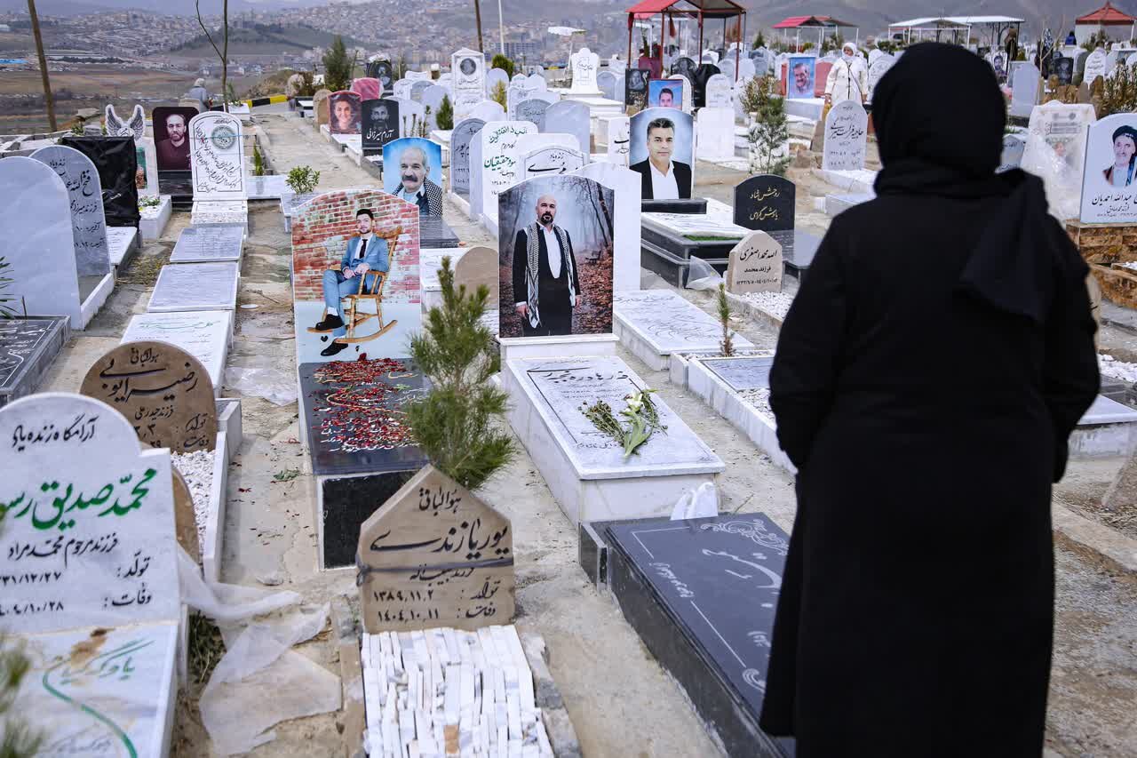 پنجشنبه آخر سال در سنندج؛زیارت اهل قبور و یادآوری خاطرههای ازدست رفته