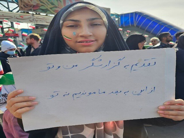 پیام دختران انقلابی خطاب به گزارشگر من و تو؛ «ما موندیم نهتو»