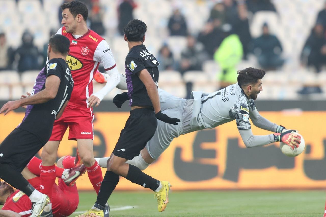 پیروزی پرسپولیس برابر هوادار در نیمه اول/ حرکت دوباره رویلبه تیغ