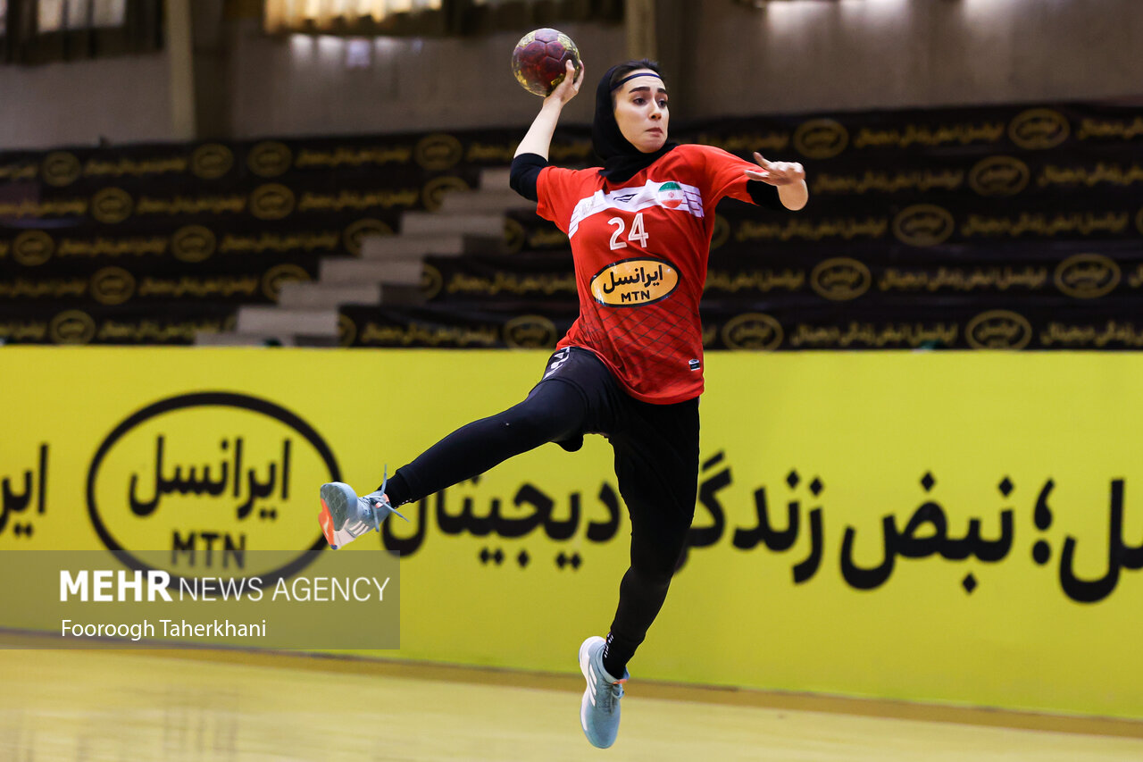 پیروزی کازرون مقابل مدعی قهرمانی/ ادامه صدرنشینی سنگ آهن بافق