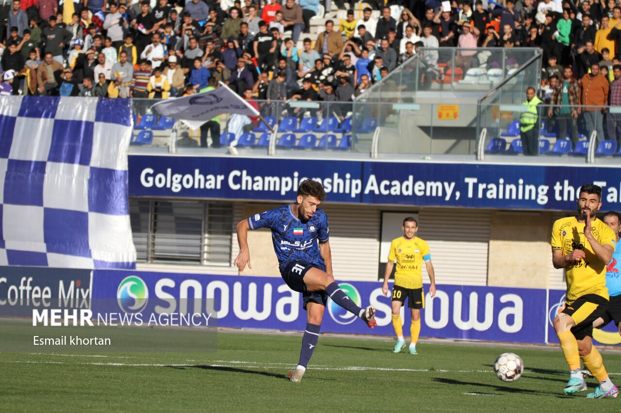 پیروزی یک نیمه ای گل گهر مقابل سپاهان با یک اخراجی