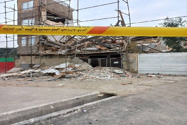 پیکر دو تن از نیروهای پلیس از زیر آوار خارج شد +تصاویر