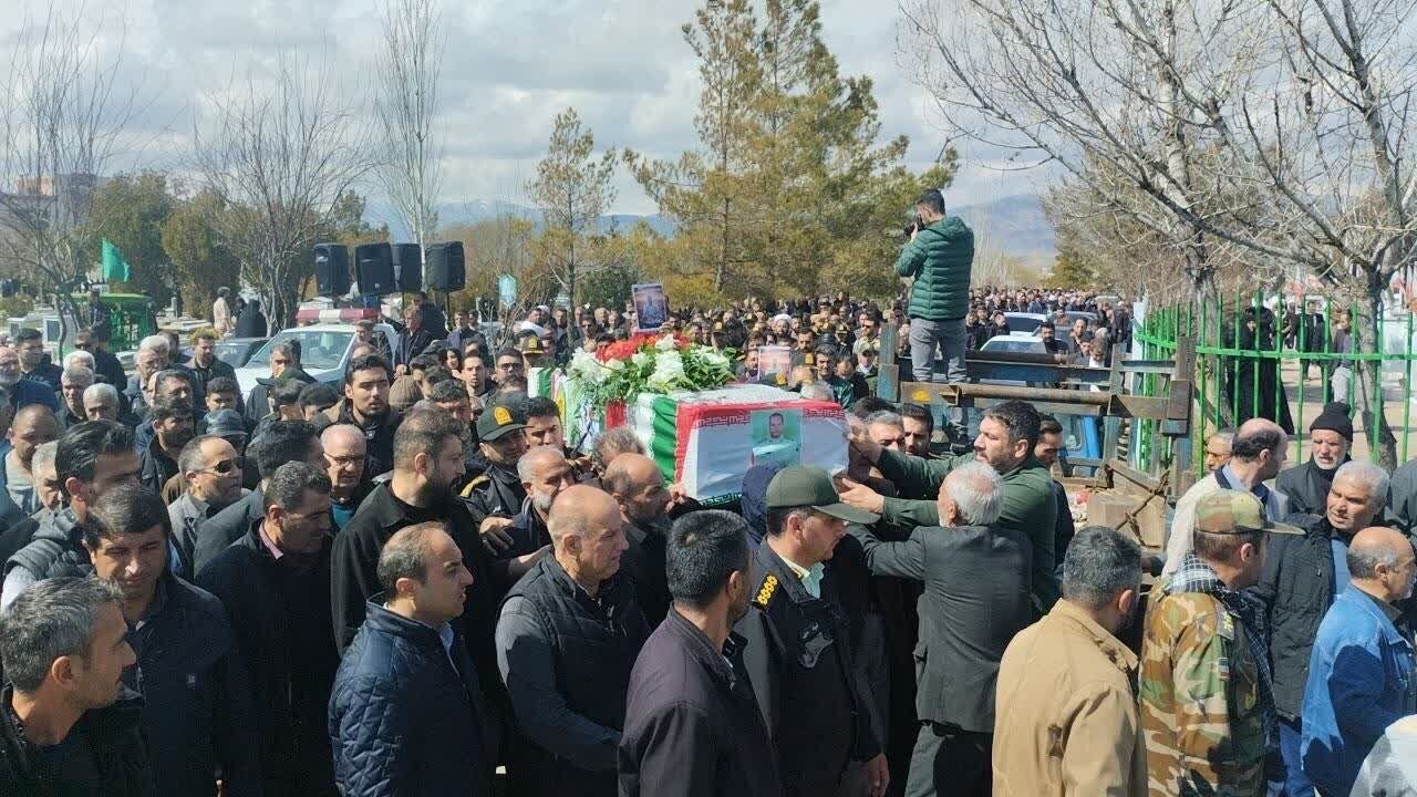 پیکر شهید «وحید محمدزاده» از شهدای جنگ رمضان در خوی تشییع شد